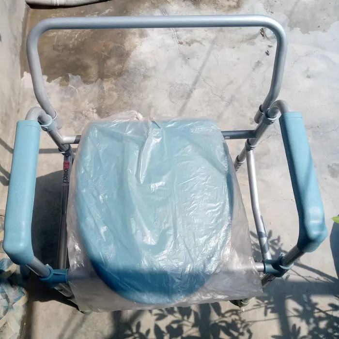Commode chair for patients