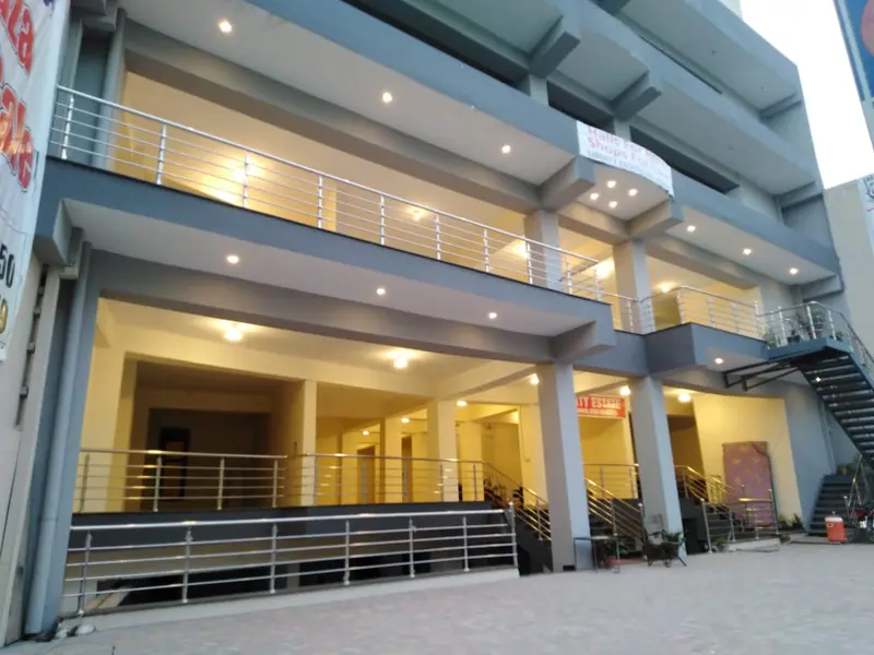 Commercial plaza