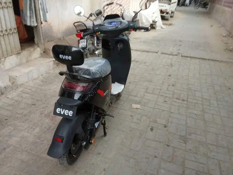 Evee Mito+ Electric Scooter 1 month older