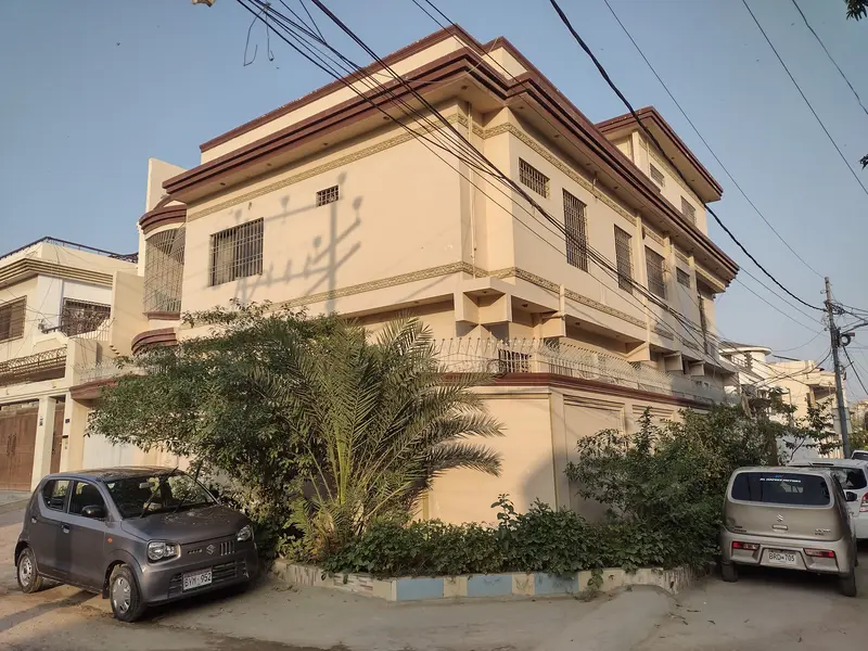 House for Sale 300 sq/yrd West open Double Story Corner.