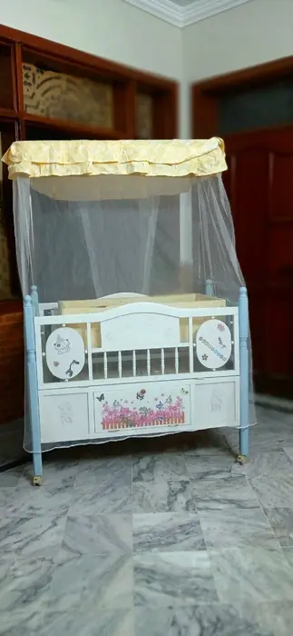 Baby cot with swing